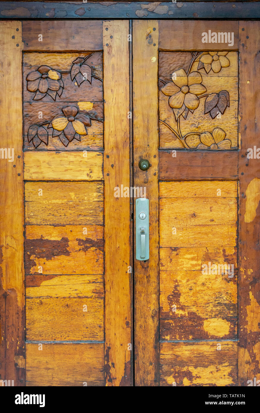 Ornati intagliati a mano pesante verniciato vecchia porta in legno con Sanguinello design floreale. in British Columbia, Canada. Foto Stock