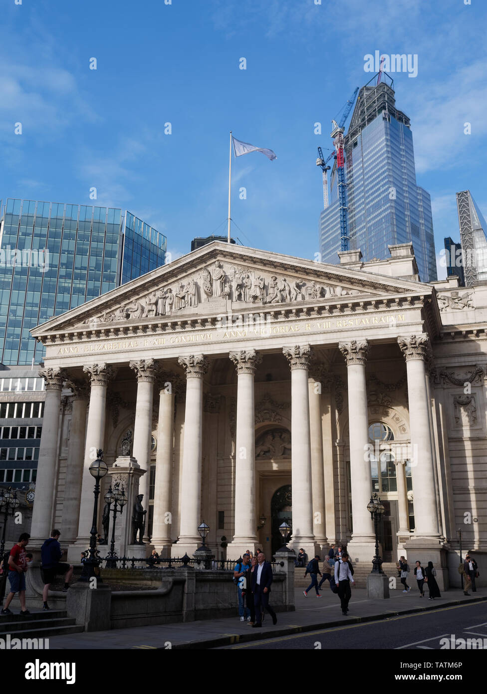 Il Royal Exchange di Londra contro il cielo blu. Grattacieli nella città di Londra sono visti in background. Foto Stock