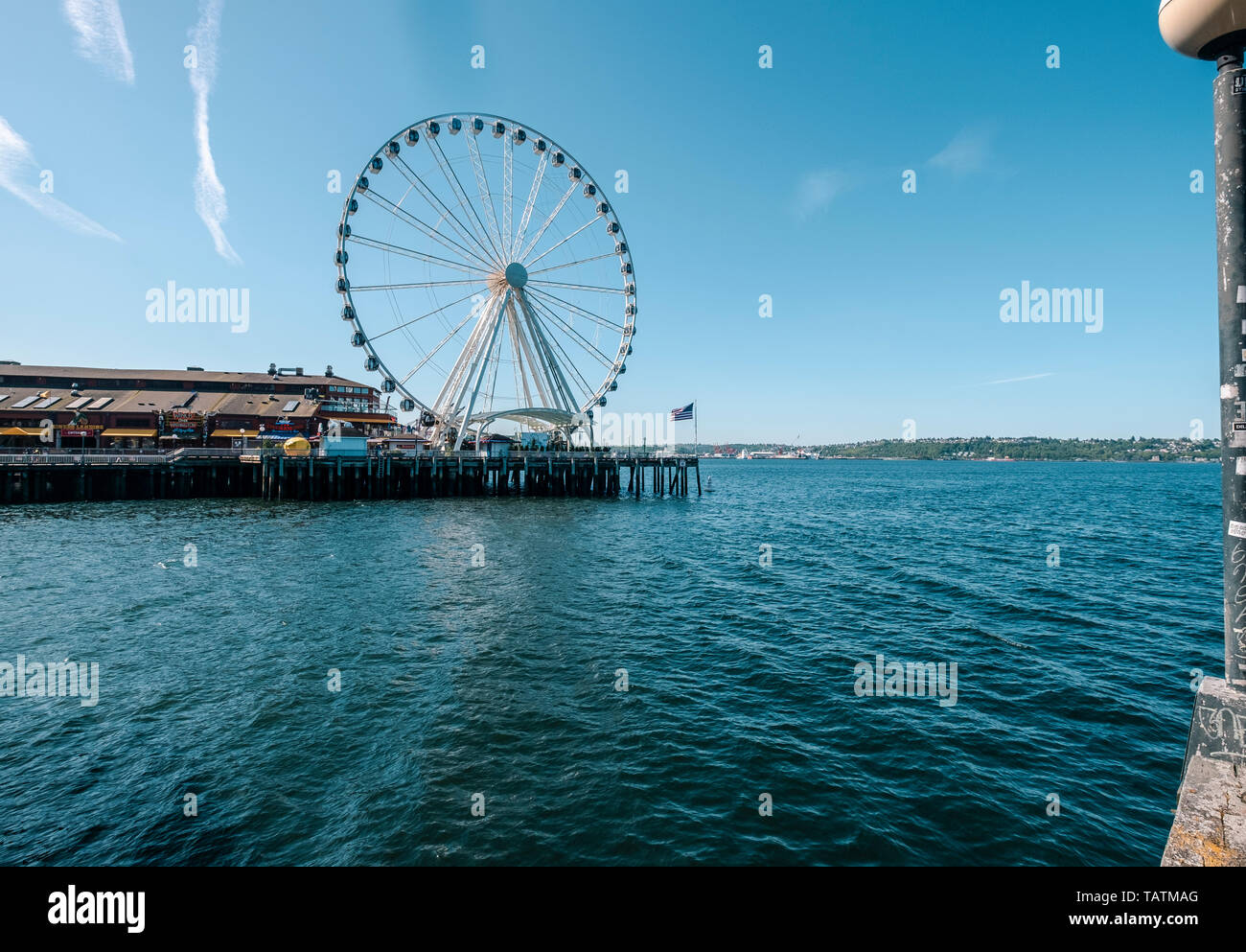 Il Waterfront Park e il Seattle grande ruota, ruota panoramica gigante offre clima controllato gondole & la vista dei simboli della citta'. Foto Stock