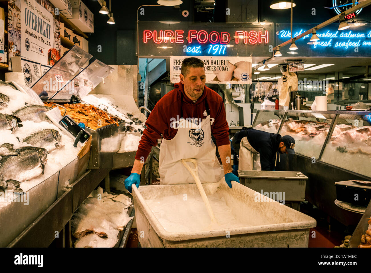 Piatti a base di frutti di mare freschi At Pikes Place Mercato del Pesce, Seattle, Washington Foto Stock