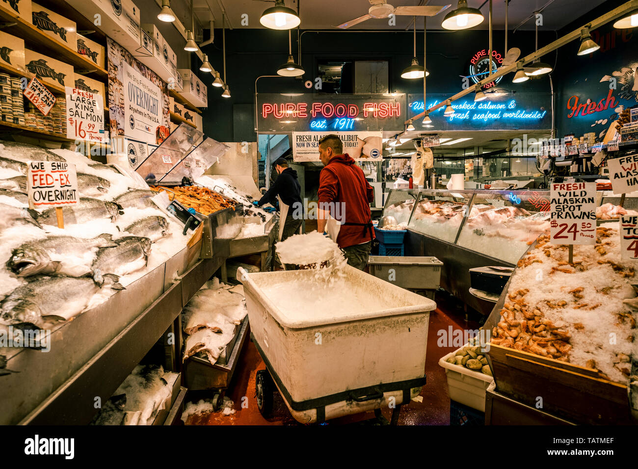 Piatti a base di frutti di mare freschi At Pikes Place Mercato del Pesce, Seattle, Washington Foto Stock