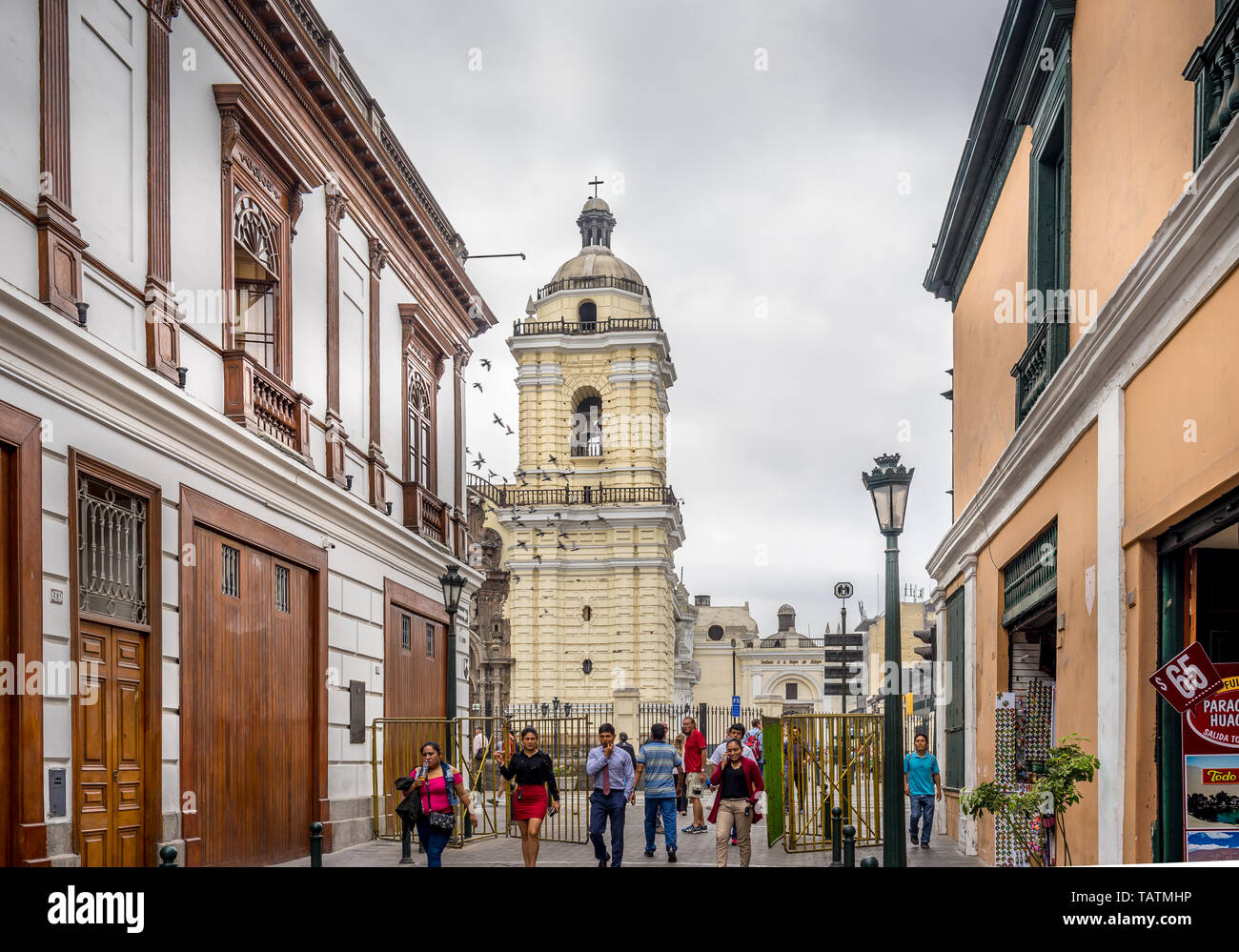 Lima Peru - Aprile 29, 2019 - Visitatori a camminare in e fuori sulla strada vicino a Cattedrale di Lima Foto Stock