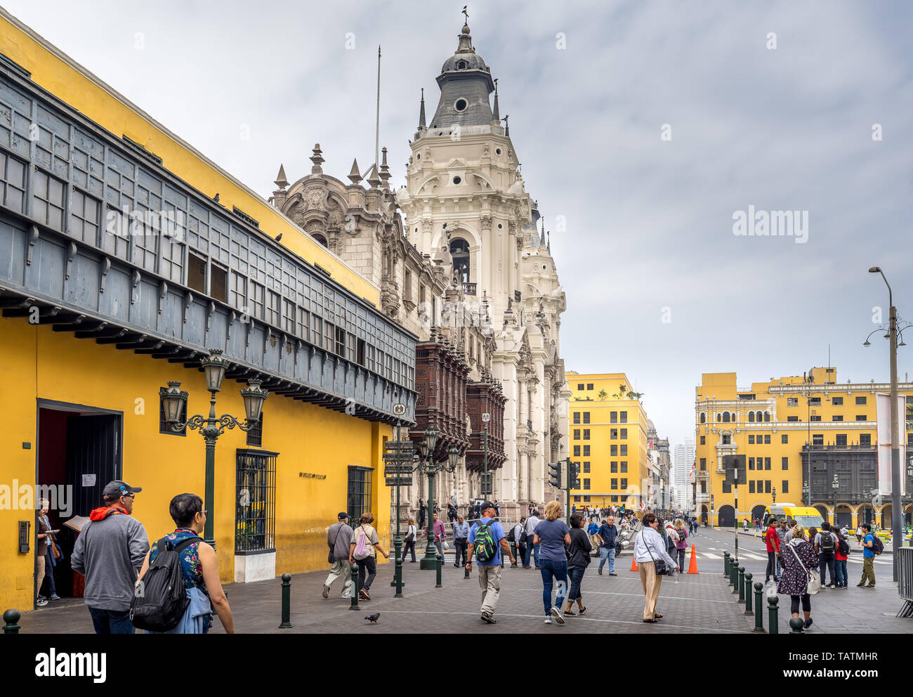 Lima Peru - Aprile 29, 2019 - Visitatori a piedi verso plaza mayor Lima Peru. Foto Stock