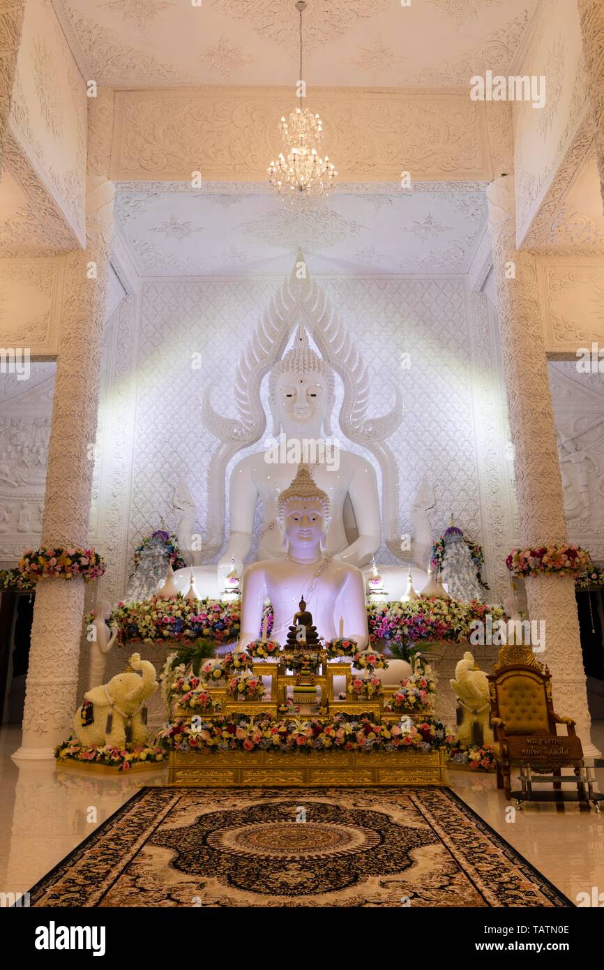Statue di Buddha nel bianco sala da preghiera, Wat Huay Pla Kang tempio, Chiang Rai, Thailandia del Nord della Thailandia Foto Stock