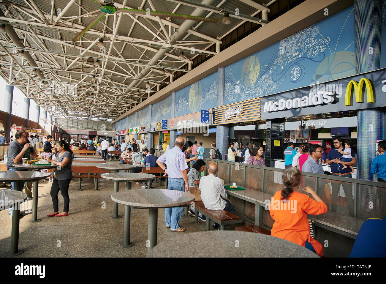 Il cibo tipico corte scalo di Khopoli sul Mumbai Pune Expressway, India Foto Stock