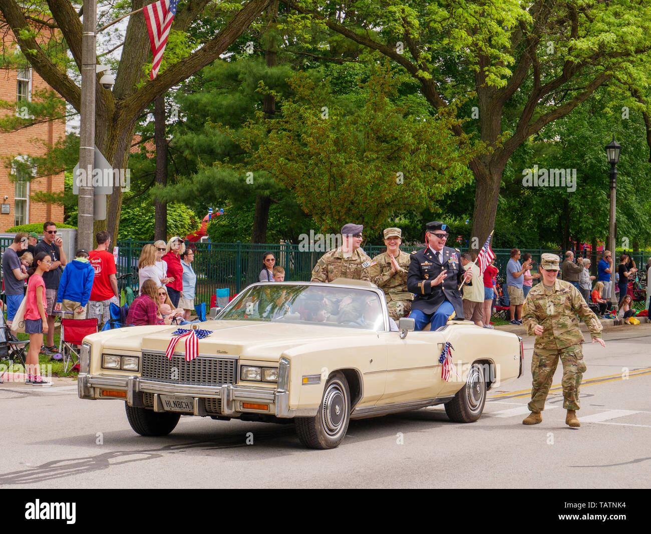 River Forest, Illinois, Stati Uniti d'America. 28 Maggio, 2019. Veterani militari ride in un 1979 Cadillac Eldorado oggi nel corso del Memorial Day Parade. Foto Stock