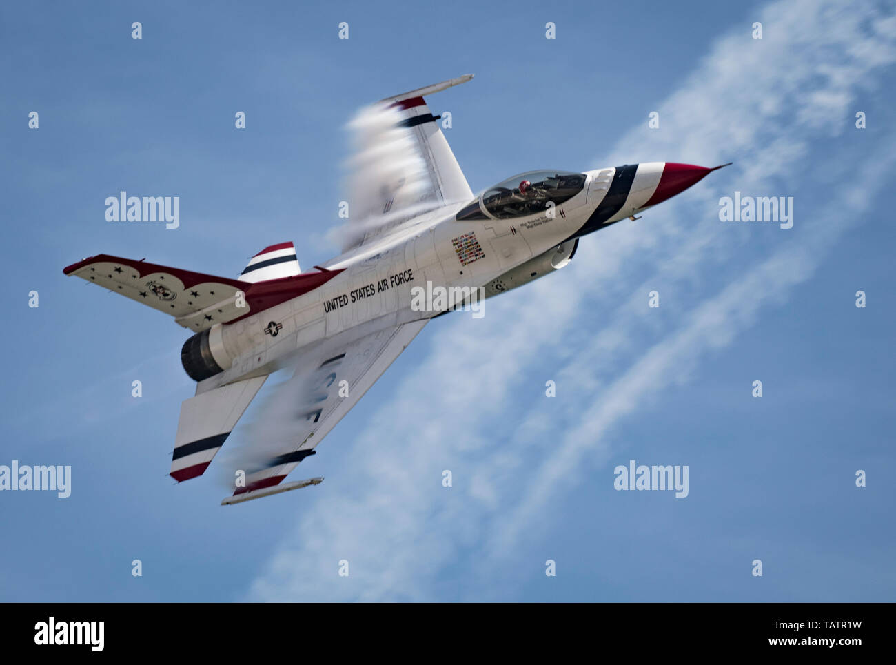 La United States Air Force aria squadrone di dimostrazione "Thunderbirds' eseguire al Bethpage Air Show di Long Island, New York, 24 maggio 2019. Più di un quarto di milione di spettatori giunti alla spiaggia durante tutto il weekend. (U.S. Air Force foto di Senior Airman Andrew D. Sarver) Foto Stock