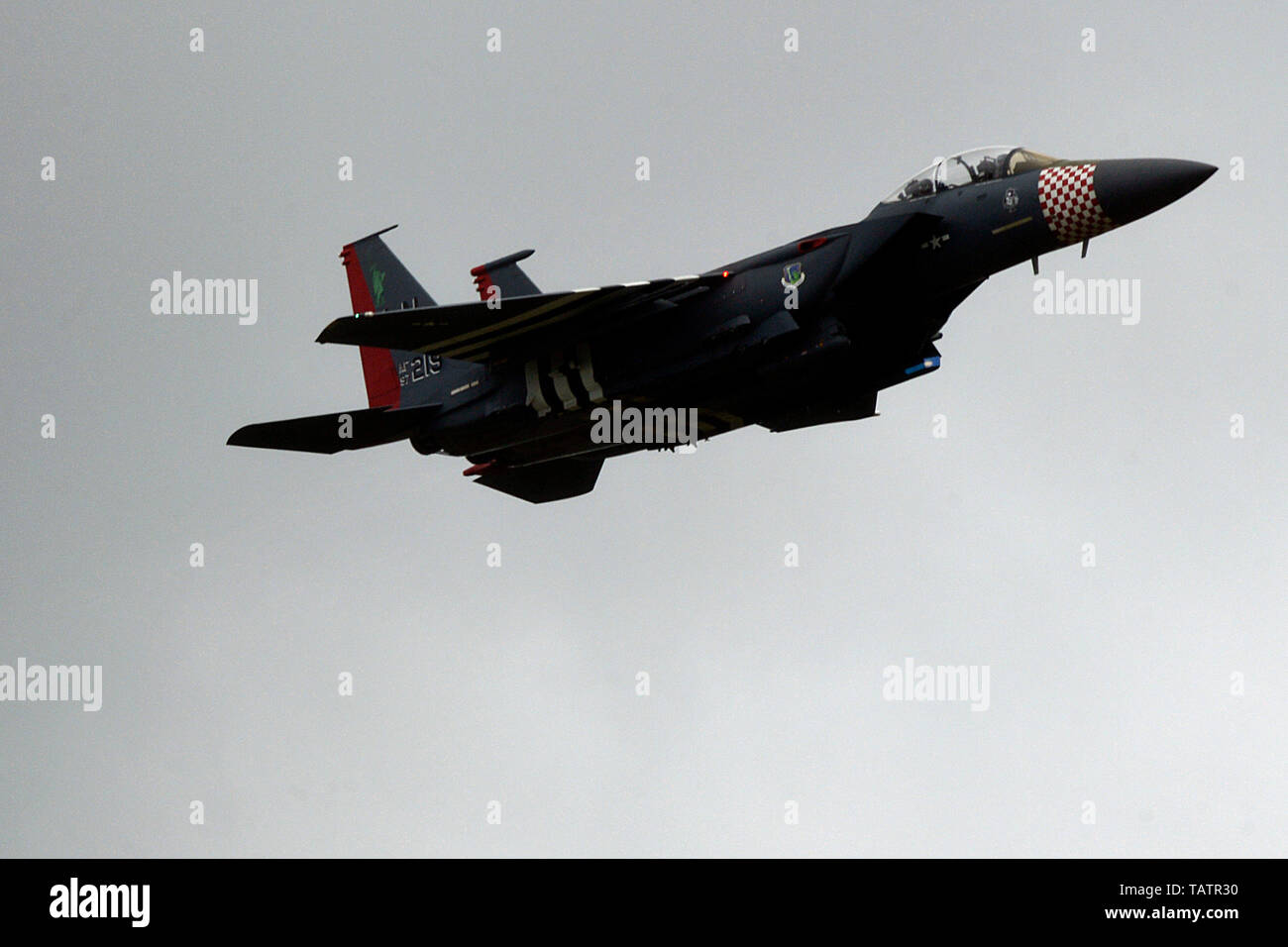 Un F-15E Strike Eagle dal 492nd Fighter Squadron at Royal Air Force Lakenheath vola su Imperial War Museum Duxford, Inghilterra, 26 maggio 2019, durante il Duxford Air Festival. Il velivolo è stato verniciato in pelle di un P-47 Thunderbolt, il primario aeromobili utilizzati dall'ala durante il suo servizio nella II Guerra Mondiale. (U.S. Air Force foto di Master Sgt. Eric Burks) Foto Stock