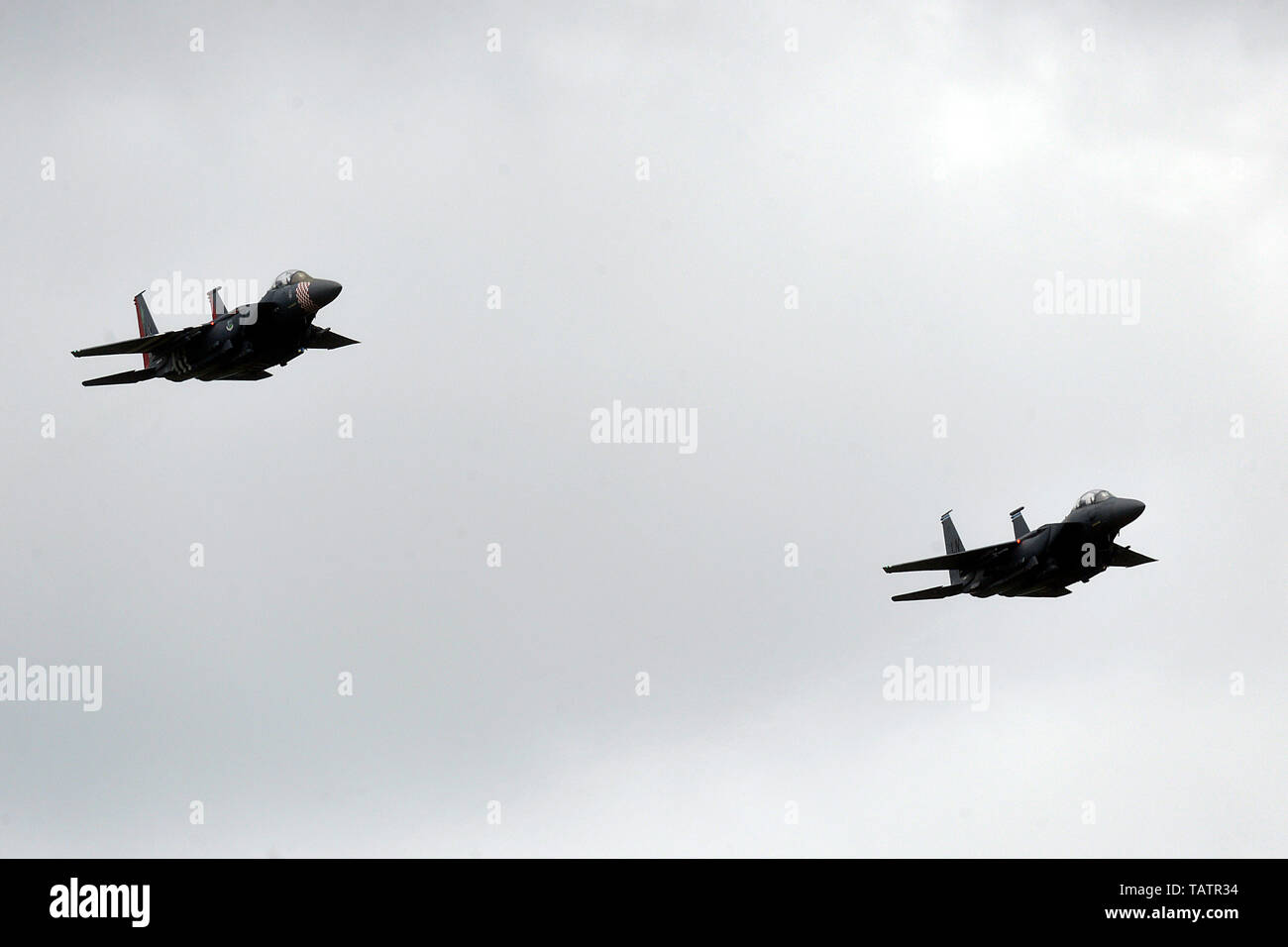 F-15E Strike Eagles dal 492nd Fighter Squadron at Royal Air Force Lakenheath sorvolare Imperial War Museum Duxford, Inghilterra, 26 maggio 2019, durante il Duxford Air Festival. Uno degli aerei è dipinto in pelle di un P-47 Thunderbolt, il primario aeromobili utilizzati dall'ala durante il suo servizio nella II Guerra Mondiale. (U.S. Air Force foto di Master Sgt. Eric Burks) Foto Stock