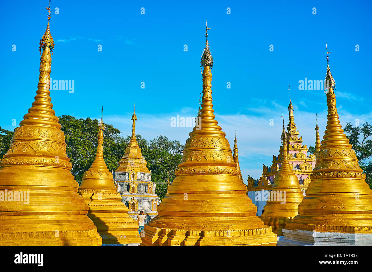 Nottieni Pyaw Taw Paya complesso consiste di conserve di stupa dorato, occupando area ai piedi del monte di Shwe Oo Min grotta Pindaya, Myanmar. Foto Stock