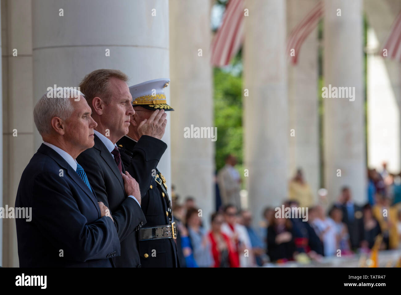 Stati Uniti Vice Presidente Michael R. Pence, deliberando il Segretario della Difesa Patrick M. Shanahan e Presidente del Comune di capi di Stato Maggiore Marine Corps gen. Joseph F. Dunford, Jr., onore ai caduti gli uomini e le donne del militare degli Stati Uniti, all'151st Memorial Day osservanza presso il Cimitero Nazionale di Arlington, Arlington, Virginia, 27 maggio 2019. (DoD foto di Lisa Ferdinando) Foto Stock