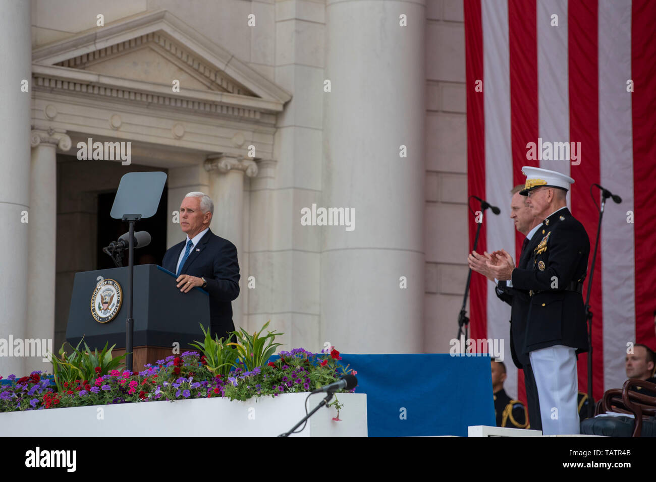 Stati Uniti Vice Presidente Michael R. Pence, deliberando il Segretario della Difesa Patrick M. Shanahan e Presidente del Comune di capi di Stato Maggiore Marine Corps gen. Joseph F. Dunford, Jr., onore ai caduti gli uomini e le donne del militare degli Stati Uniti, all'151st Memorial Day osservanza presso il Cimitero Nazionale di Arlington, Arlington, Virginia, 27 maggio 2019. (DoD foto di Lisa Ferdinando) Foto Stock