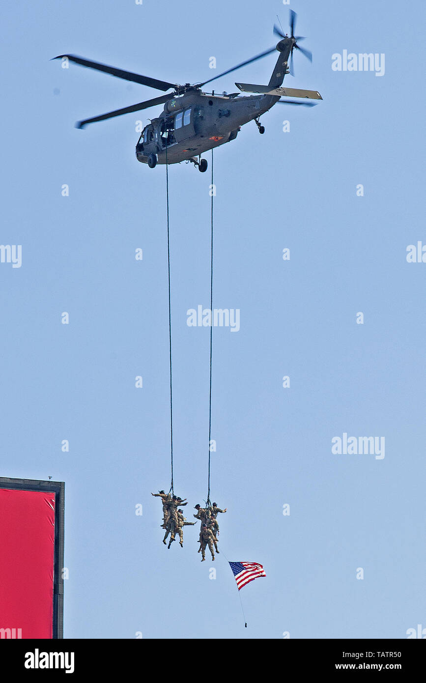 Stati Uniti I soldati dell esercito con il 2° Brigata Team di combattimento, ottantaduesima Airborne Division condotta a sorvolare con un UH-60 Blackhawk come parte della NASCAR Coca-Cola 600 in Charlotte, North Carolina, 26 maggio 2019. La speedway ospita questo evento una volta l'anno per il weekend del Memorial Day in onore dei caduti gli uomini e le donne delle forze armate. (U.S. Marine Corps photo by Lance Cpl. Ursula V. Smith) Foto Stock