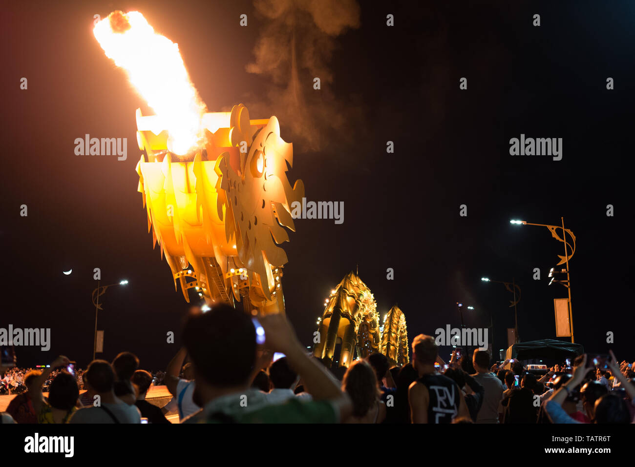 Danang bridge dragon fuoriesce il fuoco nel buio della notte circondato dalla folla di spettatori. Foto Stock