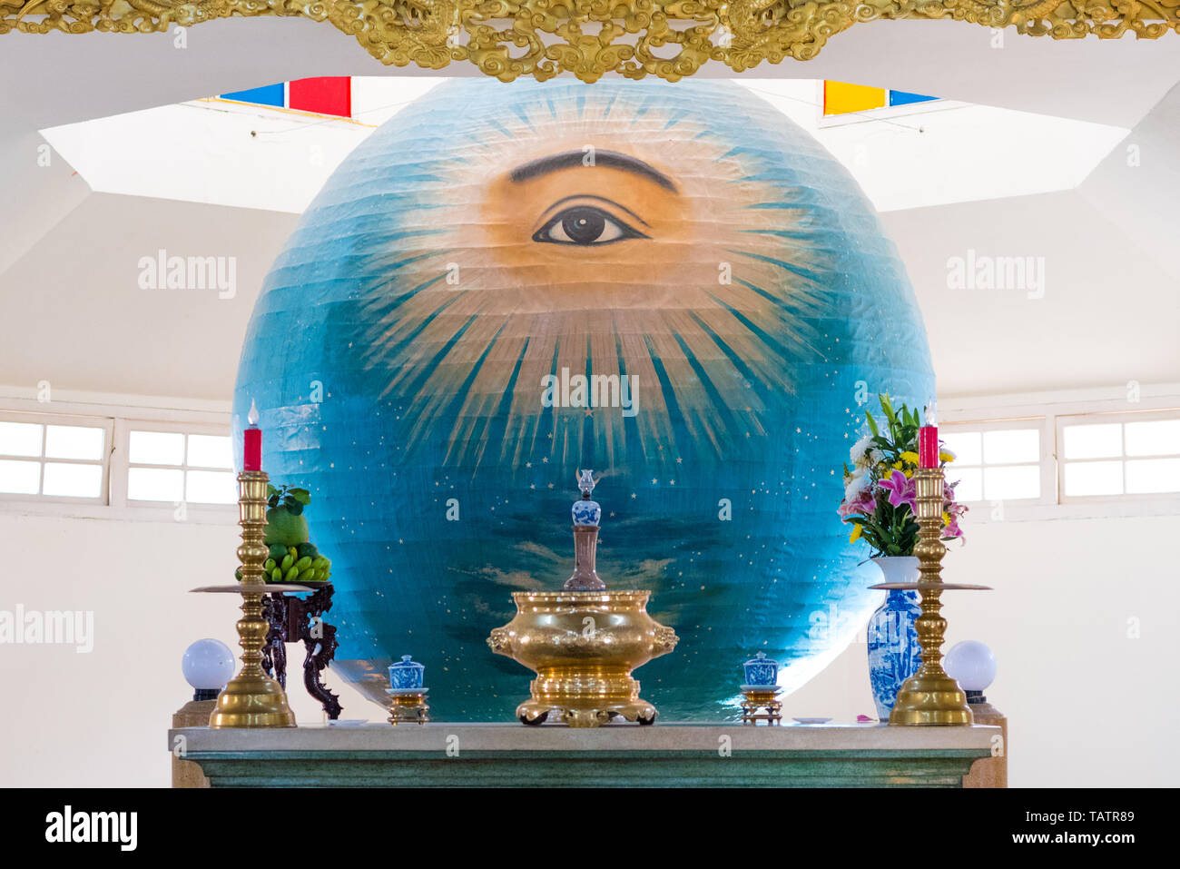 Da Nang, Vietnam - Marzo 25, 2019: una sfera con occhio sinistro di Dio e l altare in Trung appeso Buu Toa, un tempio Caodaist. Foto Stock