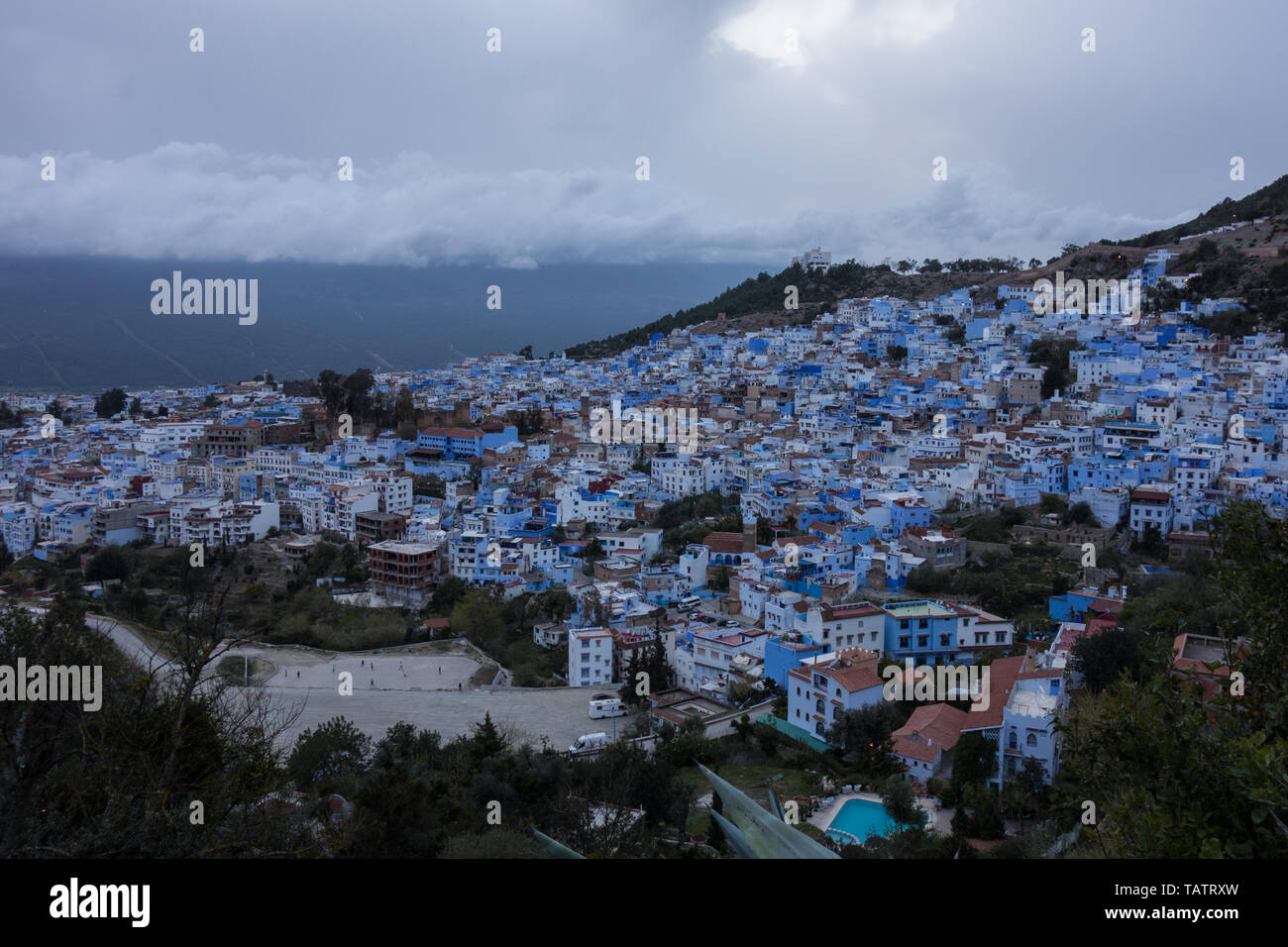 Vista panoramica sulla medina del blu dello skyline della città dalla collina, Chefchaouen Marocco Foto Stock