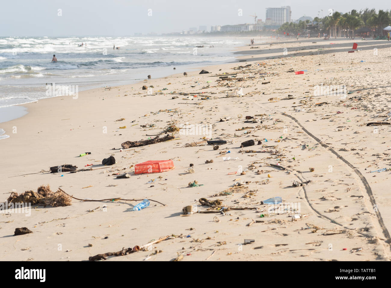 Spiaggia di Da Nang City, Vietnam, dopo una tempesta, coperto di immondizia. Foto Stock