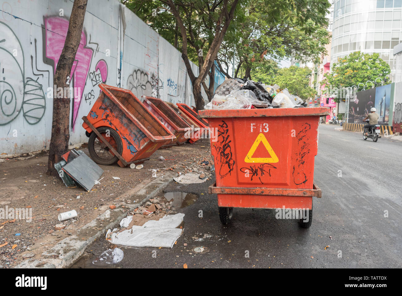 La città di Ho Chi Minh, Vietnam - 17 Aprile 2019: contenitori mobili di rifiuti su una strada del centro cittadino. Foto Stock