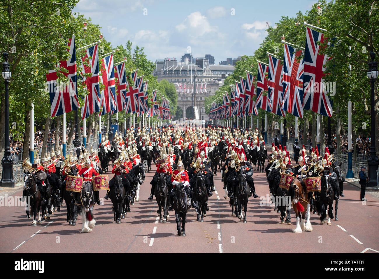 Londra, Regno Unito. 25 maggio 2019. Soldati e banda della cavalleria della famiglia escursione lungo il Mall di ritorno da grandi generali di revisione. Foto Stock