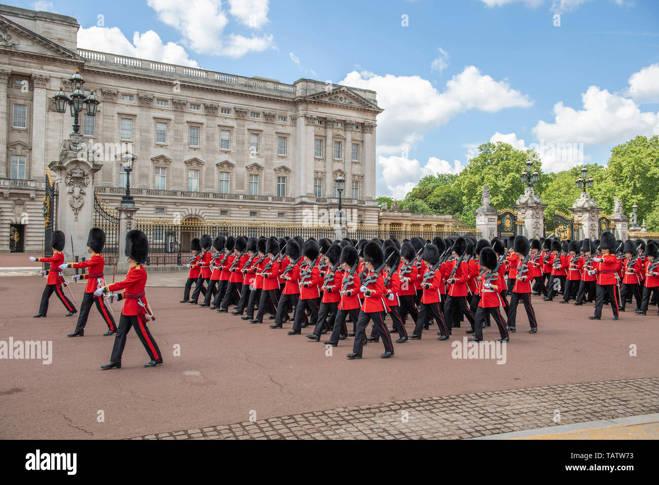 Londra, Regno Unito. 25 maggio 2019. Guardie marzo passato Buckingham Palace dopo aver completato i principali generali Rassegna di Trooping il colore. Foto Stock