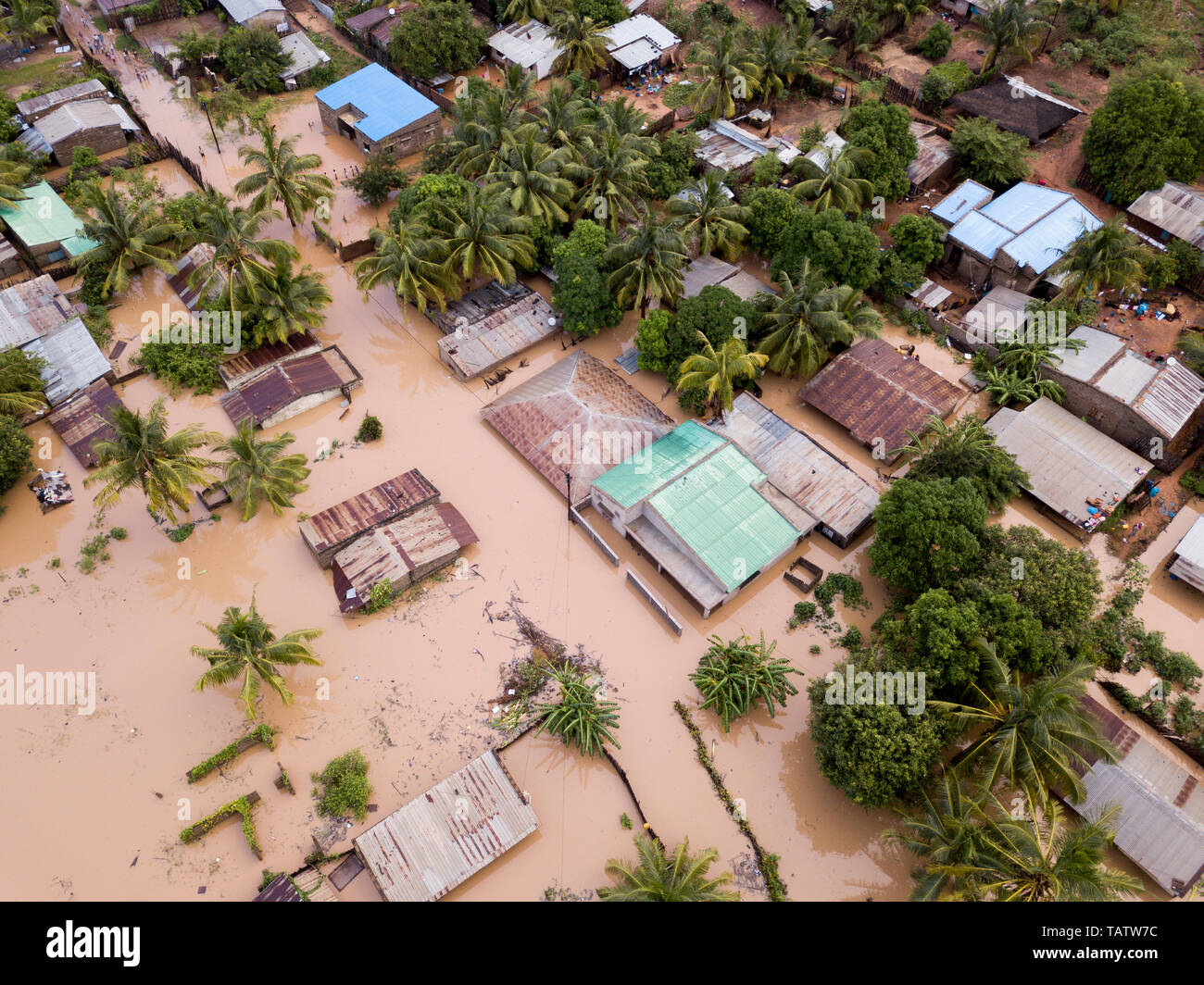 Vista aerea overhead inondato case dopo un ciclone Foto Stock