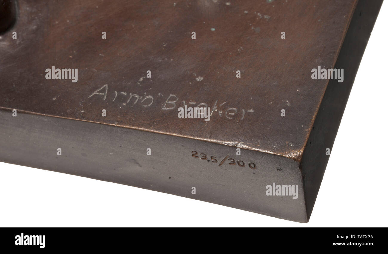 Arno Breker (1900 - 1991) - "umiltà", bronzo con patina marrone. Firma "Arno Breker', fonderia timbro 'venturi arte" e il numero "235/300' sul plinto. Altezza totale circa 58 cm. Leggermente strofinato, buone condizioni. Impressionante, elegantemente sagomato figura in bronzo. Arno Breker è considerato come uno dei più importanti scultori nella tradizione classica del XX secolo. La grande scultura europea tradizione principalmente influenzata da artisti francesi egli si colloca tra Auguste Rodin, Charles Despiau e Aristide Maillol. Xx secolo, 1930S, 1940s, belle arti, arte, NS, Nazionale Soc, Editorial-Use-solo Foto Stock