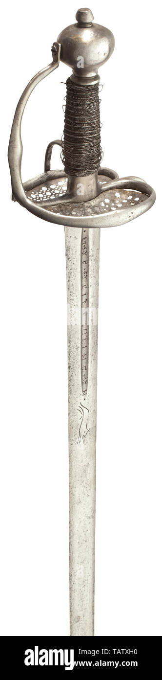 Una campagna di franco-tedesco di spada, terzo quarto del XVII secolo, noto come una "spada wallonne' o 'forte-spada de cavalerie". Dritto, a doppio taglio lama con rettifica cavo su entrambi i lati del terzo inferiore, ciascuna recante l'iscrizione 'ME FECIT SOLINGEN', al di sopra della quale un marchio Wolf, al di sotto di una pseudo 'Amsterdam' mark colpito sulla complementare e una corona/'P' sul retro. Il ferro fuso a snodo-bow elsa asimmetrico con anelli di protezione, compresi variamente sostituiti, openworked piastre di protezione. A filo avvolto elsa con Turk i capi (l'avvolgimento ha lavorato leggermente allentato). L Additional-Rights-Clearance-Info-Not-Available Foto Stock