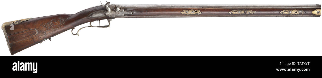 Un turn-over fucile a percussione fucile e combinati, Gottschlig, Würzburg, circa 1780, ottagonale di barili cambiando per round, uno di loro con 7-scanalatura alesaggio, l'altra liscia, in 15 mm di ogni calibro. Canna di fucile con argento mirino anteriore (nessuna vista posteriore). Al di sopra di camere in argento (parzialmente caduto fuori) firmato "GOTTSCHLIG UN WIRZBURG'. Convertite le percussioni di bloccaggio (molla del cane sganciata, nippli e martello usurato) con indietro il grilletto. Florally scolpita in noce liscio con mobili in ottone, parte anteriore della guardia con bloccaggio per turn-over. Ori, Additional-Rights-Clearance-Info-Not-Available Foto Stock