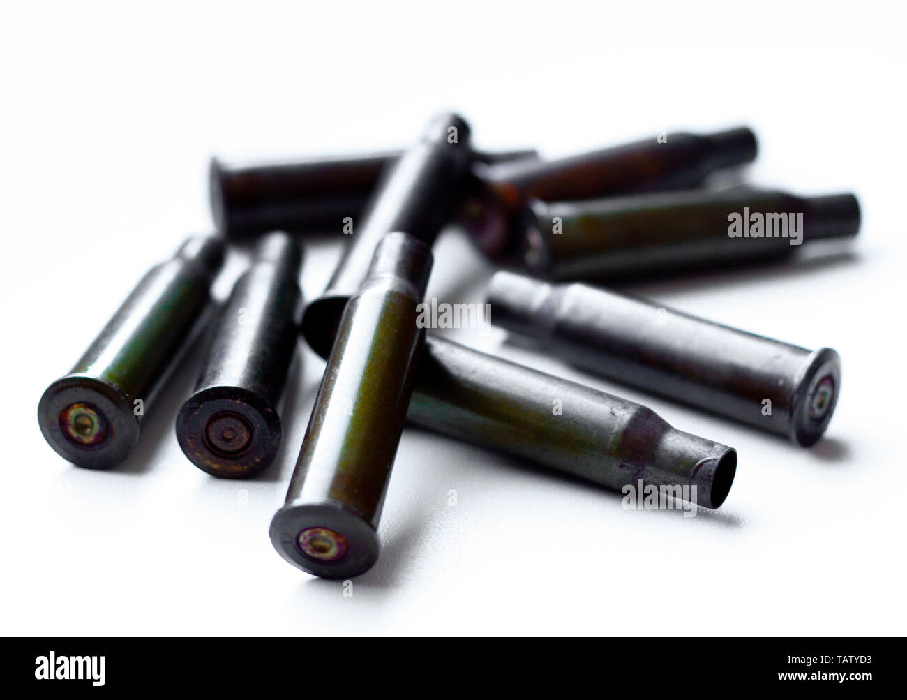 Svuotare bullet gusci su sfondo bianco Foto Stock