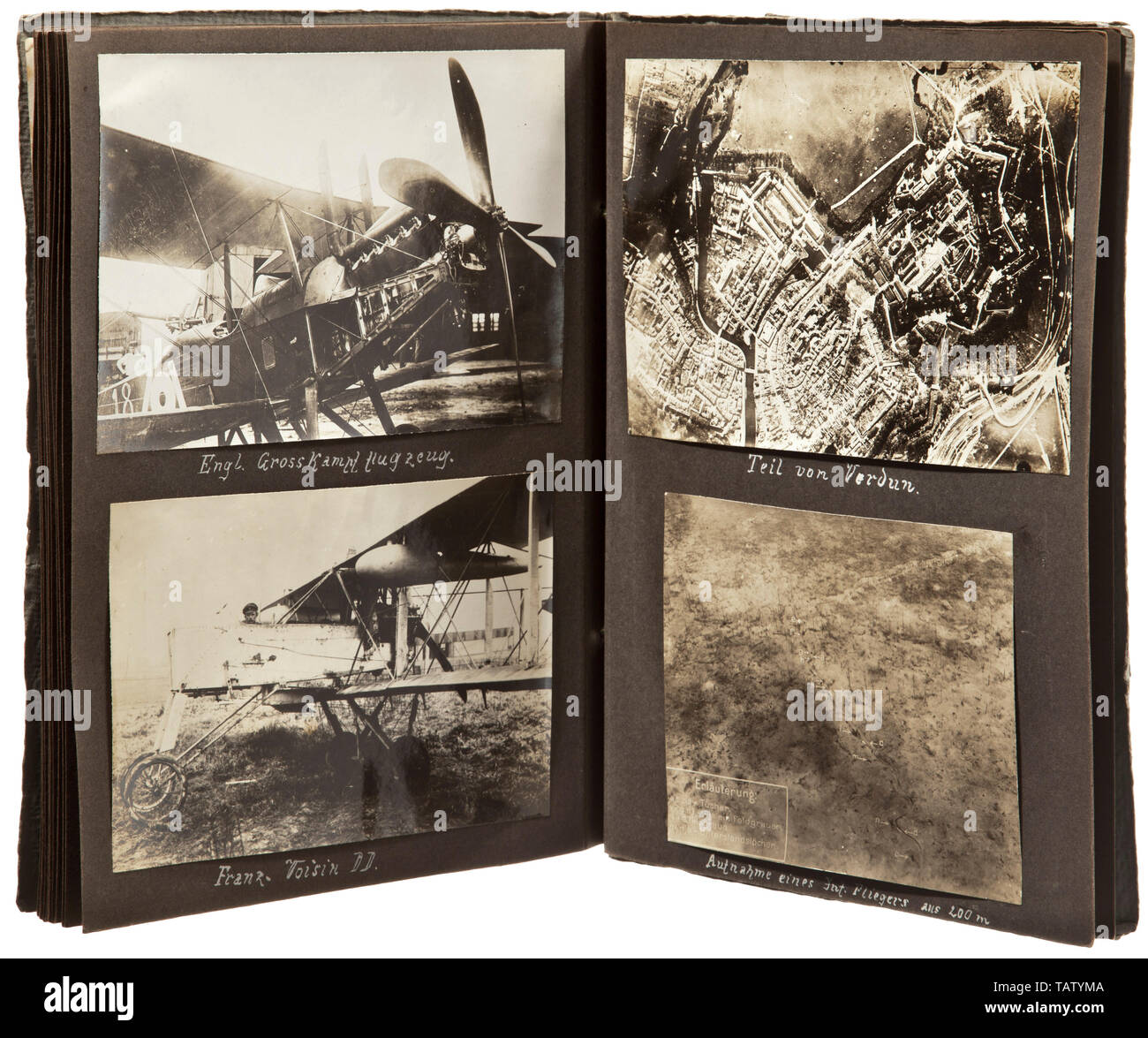 Un album di foto del campo Unità aerea 296, didascalie, molte foto di vari tipi di aeromobili, tra di loro "pad, Fokker, FA-DD, Albatros' e altri. Il velivolo con marcature e vernice universale, buone immagini tecnica dei motori e delle armi, crash sbarchi, fotografie aeree. I piloti, con alcuni premi, davanti i loro piani, città (Lille, Haisnes, Hollebecke, Somme). Le dimensioni dell'album 26 x 20 x 1,5 cm. Le fotografie (circa 70 voci) di dimensioni comprese tra 6 x 9 e 13 x 18 cm. truppa, truppe delle forze armate, militare, militaria, esercito, ala, del gruppo Air Force, ai, Editorial-Use-solo Foto Stock