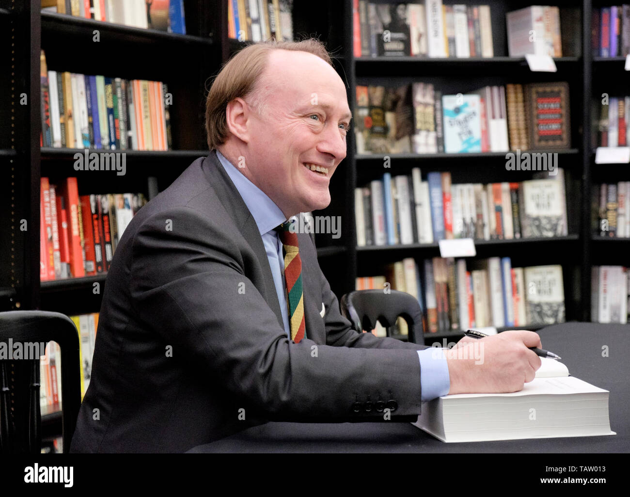 Lo storico e biografo Andrew Roberts firma libri alla Cheltenham Festival della Letteratura, 12 Ottobre 2014 Foto Stock