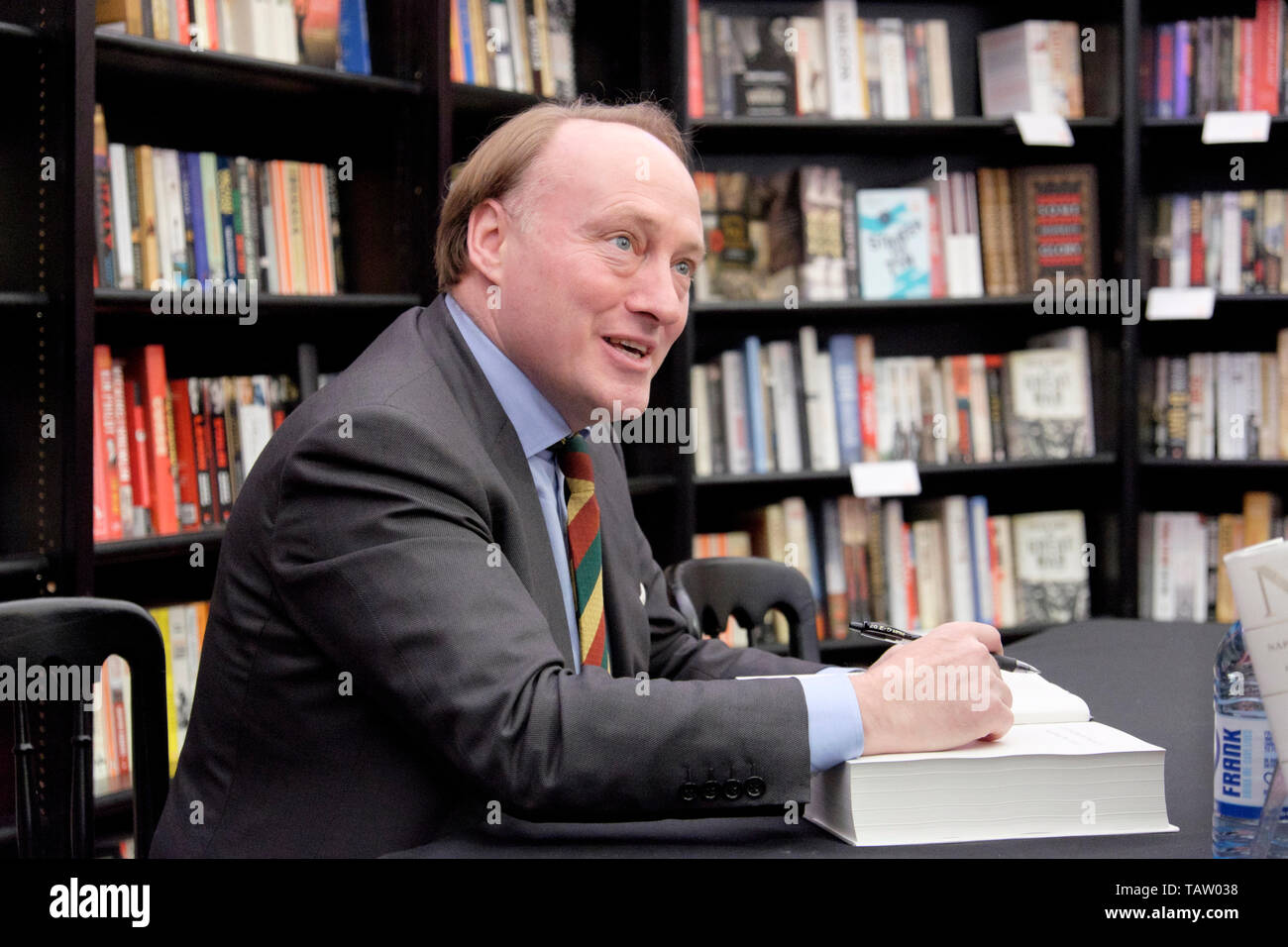 Lo storico e biografo Andrew Roberts firma libri alla Cheltenham Festival della Letteratura, 12 Ottobre 2014 Foto Stock