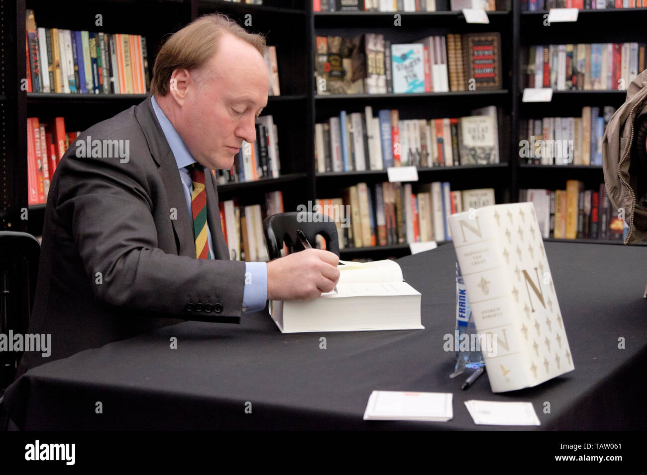 Lo storico e biografo Andrew Roberts firma libri alla Cheltenham Festival della Letteratura, 12 Ottobre 2014 Foto Stock