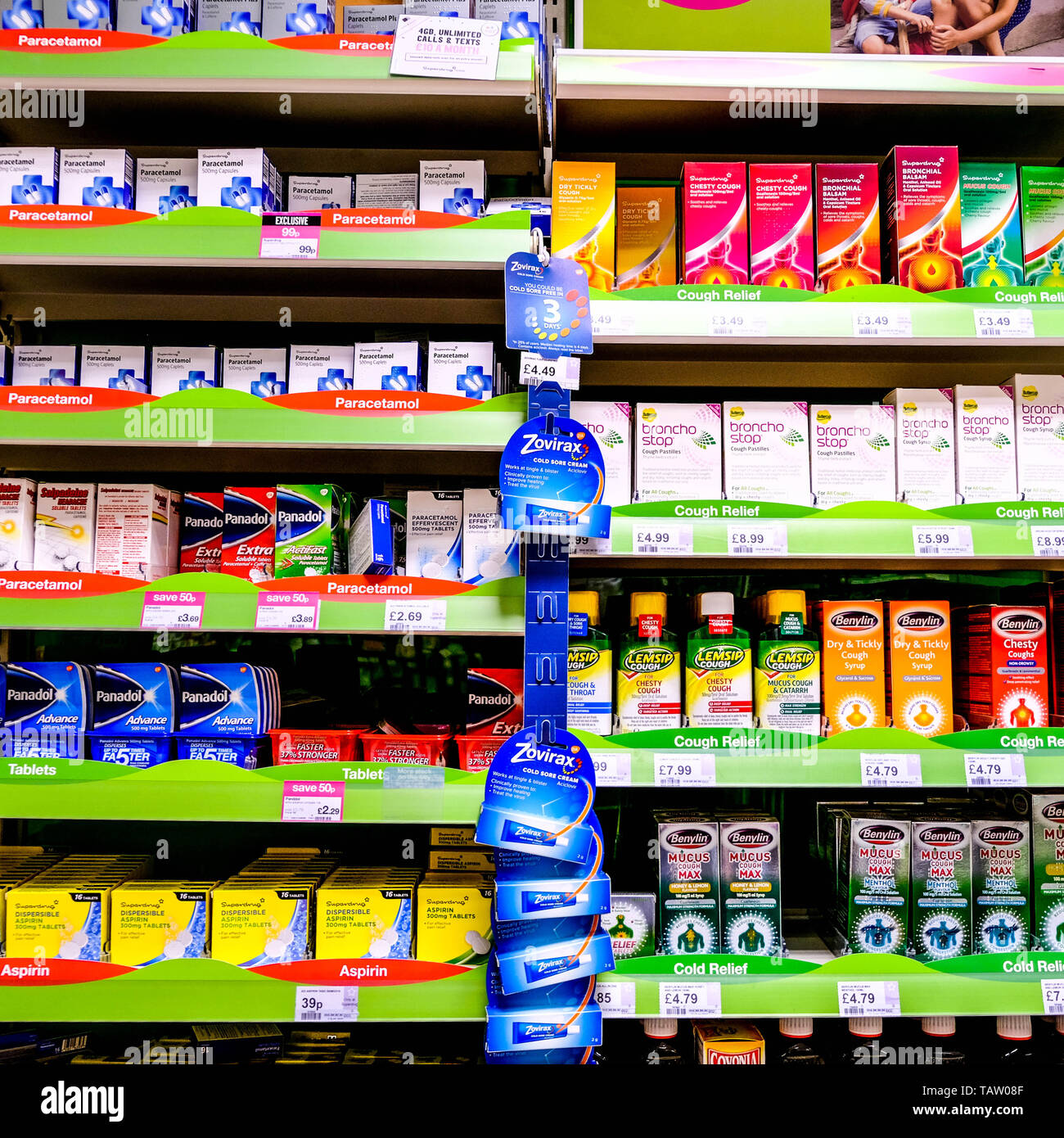 Selezione di oltre il contatore freddo e farmaci contro la tosse e i mezzi di ricorso disponibili in UK High Street negozi senza alcuna prescrizione di medici. Foto Stock