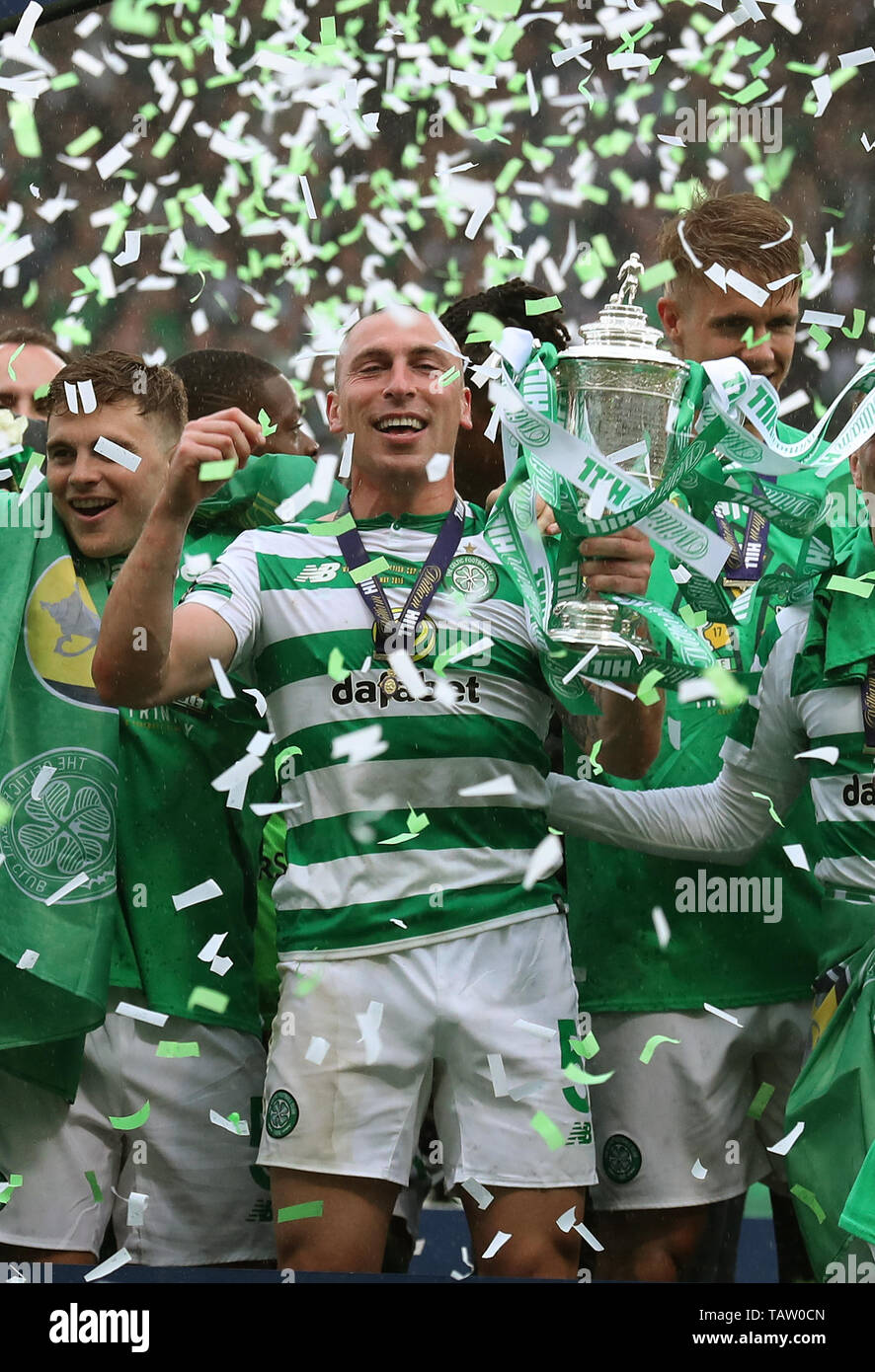 Celtic Scott Brown alza la coppa durante la William Hill Scottish Cup finale all'Hampden Park, Glasgow. Foto Stock