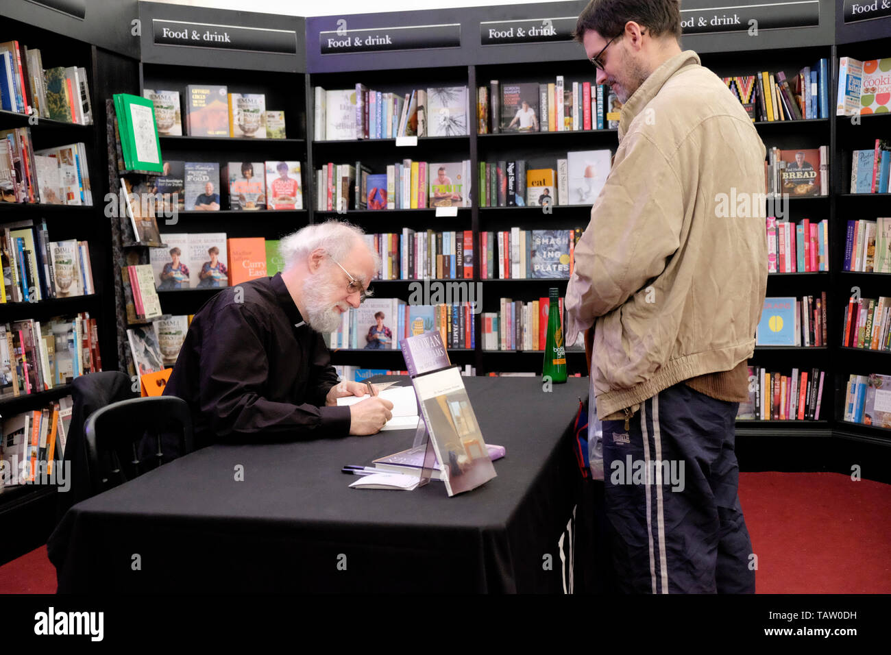 Reverendissimo Rowan Douglas Williams, Barone Williams di firma Oystermouth libri alla Cheltenham Festival della Letteratura, 11 ottobre 2014. Foto Stock