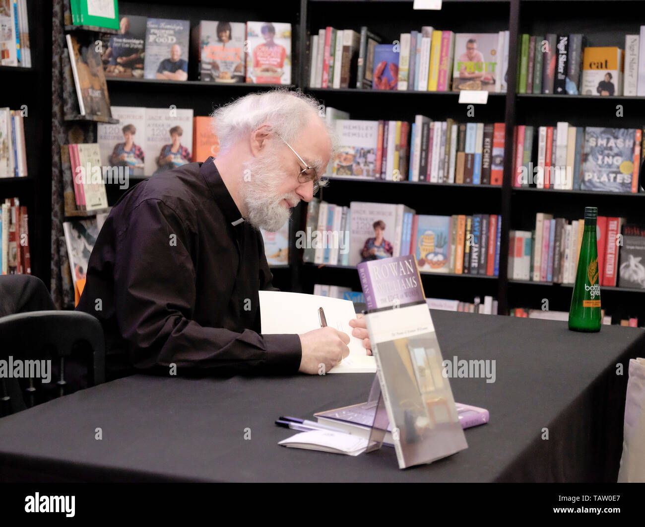 Reverendissimo Rowan Douglas Williams, Barone Williams di firma Oystermouth libri alla Cheltenham Festival della Letteratura, 11 ottobre 2014. Foto Stock