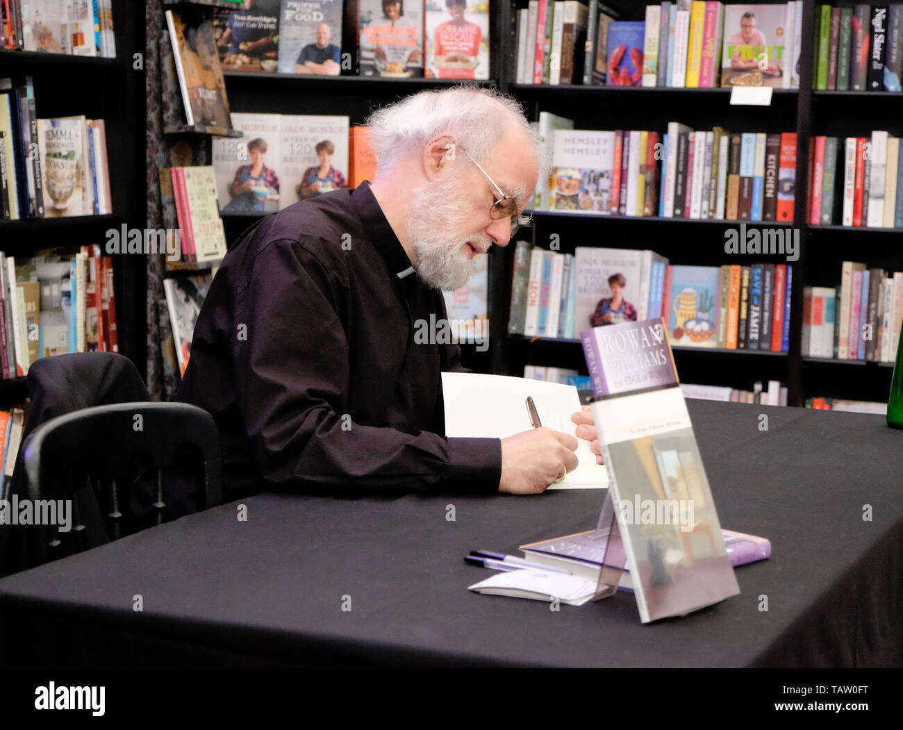Reverendissimo Rowan Douglas Williams, Barone Williams di firma Oystermouth libri alla Cheltenham Festival della Letteratura, 11 ottobre 2014. Foto Stock
