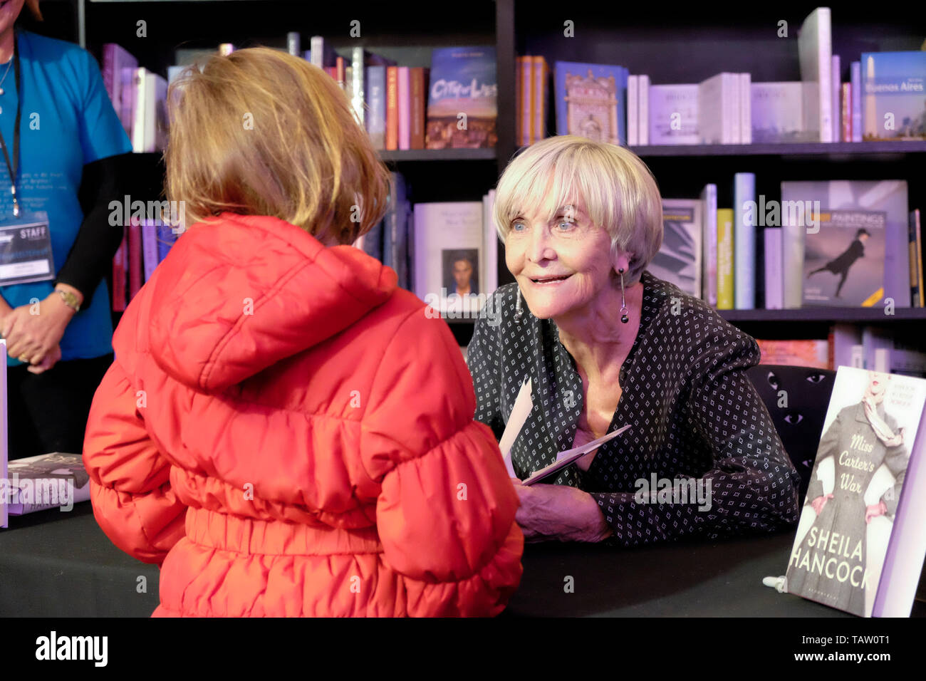 Sheila Hancock segni copie del suo ultimo libro, Miss Carter di guerra a Cheltenham Festival della Letteratura, 10 Ottobre 2014 Foto Stock