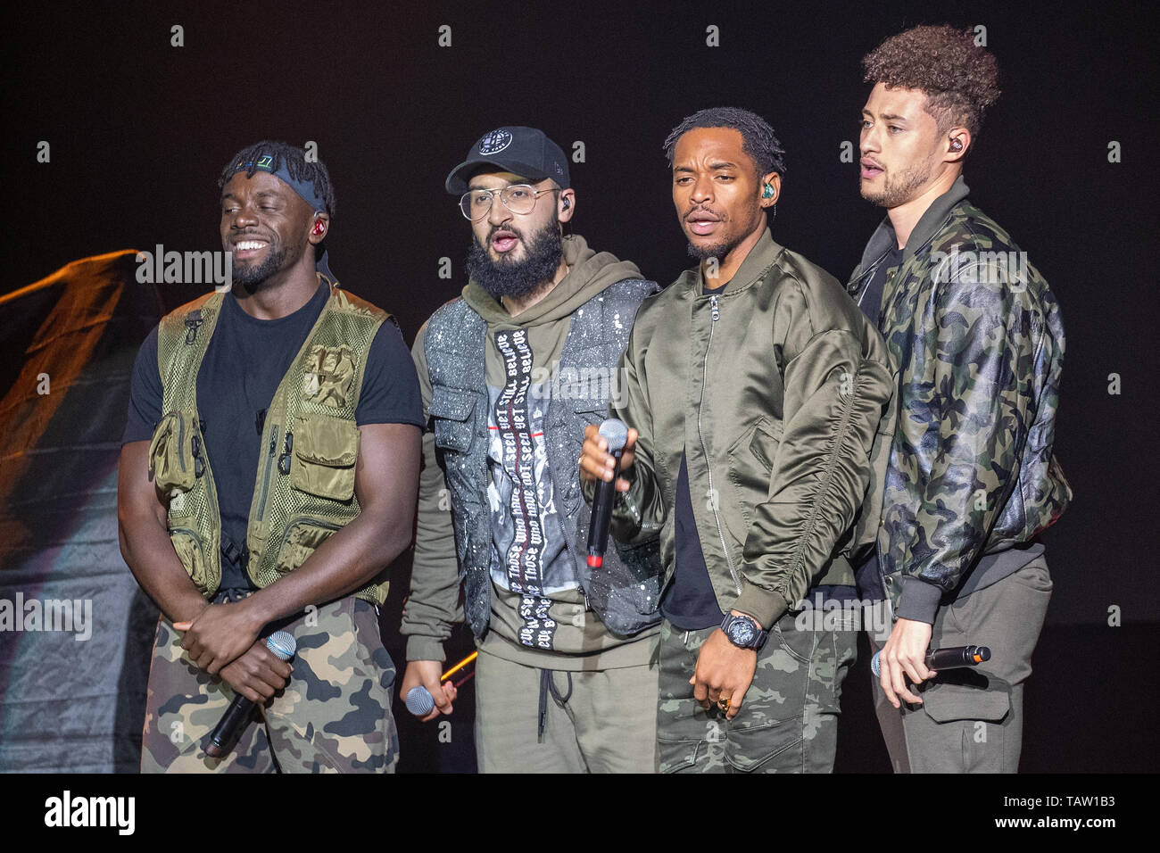 Brighton, Regno Unito. 27 Maggio, 2019. Brighton, Regno Unito. Lunedì 27 Maggio 2019.vincitori della quattordicesima serie di X Factor Rak-Su quattro-pezzo gruppo costituito da Ashley Fongho, Jamaal Shurland, Myles Stephenson, e Mustafa Rahimtulla sporting Olly Murs presso il Centro di Brighton, Credito: Jason Richardson/Alamy Live News Foto Stock