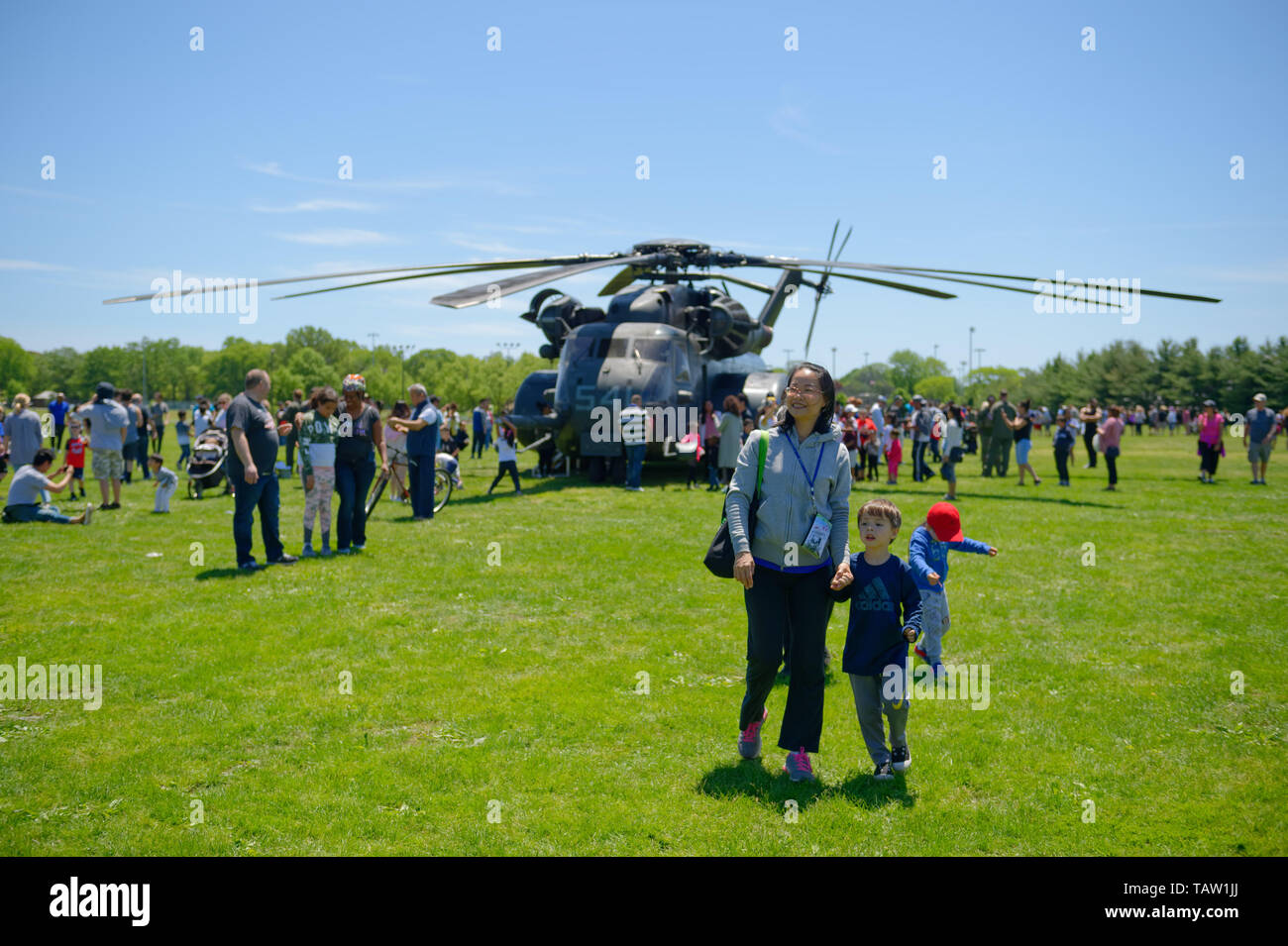 Prato est, New York, Stati Uniti d'America. 25 Maggio, 2019. Stati Uniti Navy MH53-E elicottero ha la folla lo sta guardando dentro e fuori, presso l'U.S. La Marina ha ospitato eventi di aviazione, come parte della flotta per settimana, il Memorial Day Weekend a Eisenhower Park sull'Isola Lunga. I visitatori hanno potuto parlare con i membri del comando HM14, elicottero contromisure Mine Squadron 14, che ha una distribuzione di Corea del dragaggio di miniere. MH-53E non long range minesweeping, AKA Airborne miniera contromisure (AMCM) missioni e trasporta carichi pesanti e trasporta e preleva le cose per la Marina Militare. Credito: Ann Parry/ZUMA filo/Alamy Live News Foto Stock