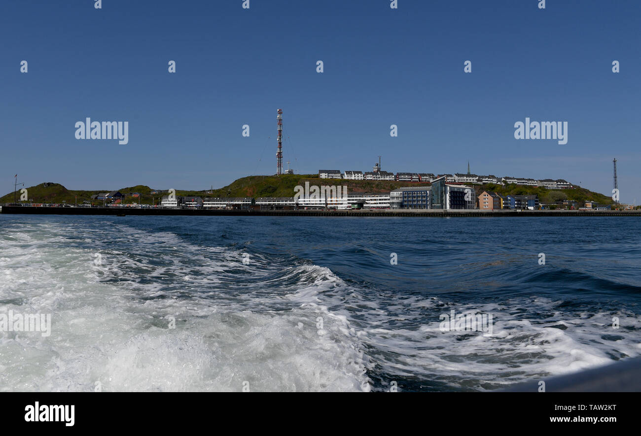 Helgoland, Germania. 15 Maggio, 2019. Vista verso il mare del nord Isola Helgoland. In corrispondenza di un dicco di ispezione in corrispondenza della fine della tempesta stagione di sovratensioni, rappresentanti del comune e dell'Agenzia di Stato per la protezione delle zone costiere e la conservazione della natura controllare le condizioni della protezione dalle inondazioni strutture. Credito: Carsten Rehder/dpa/Alamy Live News Foto Stock