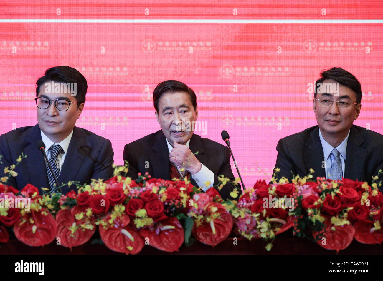 Lee Shau-kee affiancato dai suoi due figli, Martin Lee Ka-shing (L) e Peter Lee Ka-kit (R). Hong Kong è il secondo uomo più ricco e real estate tycoon Lee Shau-kee annuncia il suo ritiro come presidente del suo patrimonio immobiliare empire Henderson Land Development, dopo un'assemblea annuale degli azionisti. Il 90 anni la ricchezza è stimato pari a US$31,5 miliardi da Forbes. Lee piani di avere i suoi due figli, Peter Lee Ka-kit e Martin Lee Ka-shing, prendere nel corso della sua presidenza. Entrambi sono attualmente servite come vice-presidenti della società. Foto Stock