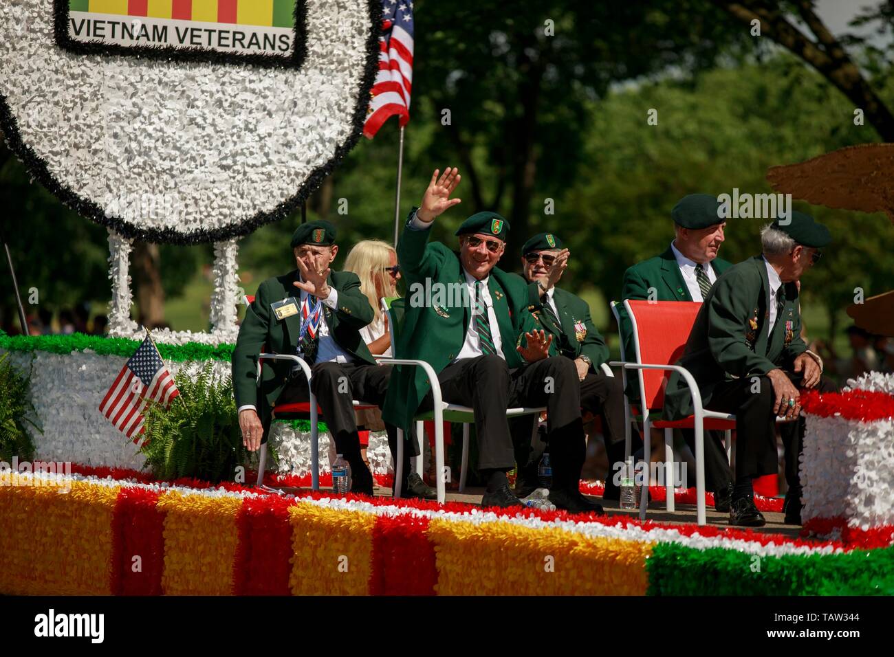 Vietnam Veterans onda da un galleggiante durante il National Memorial Day Parade di Washington DC. Foto Stock