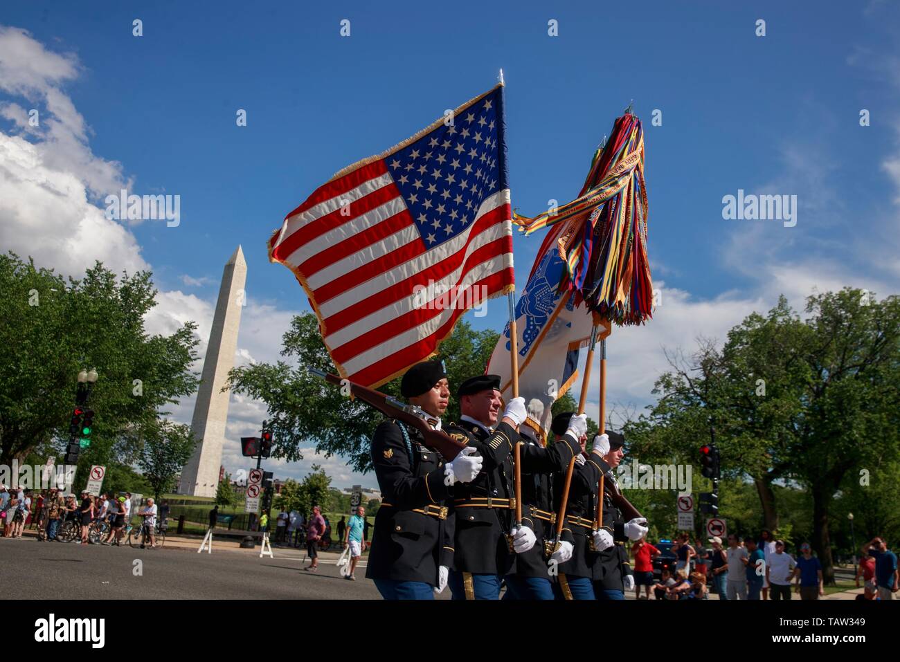 Negli Stati Uniti i soldati dell esercito portano bandiere e streamers lungo Constitution Avenue durante il National Memorial Day Parade di Washington DC. Foto Stock