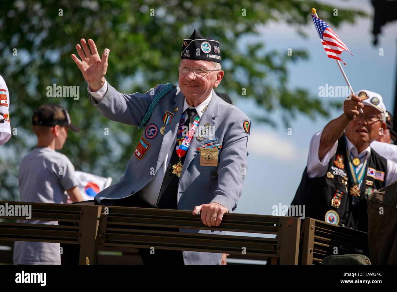 Guerra coreana veterano Ron Twentey onde da un galleggiante durante il National Memorial Day Parade di Washington DC. Foto Stock