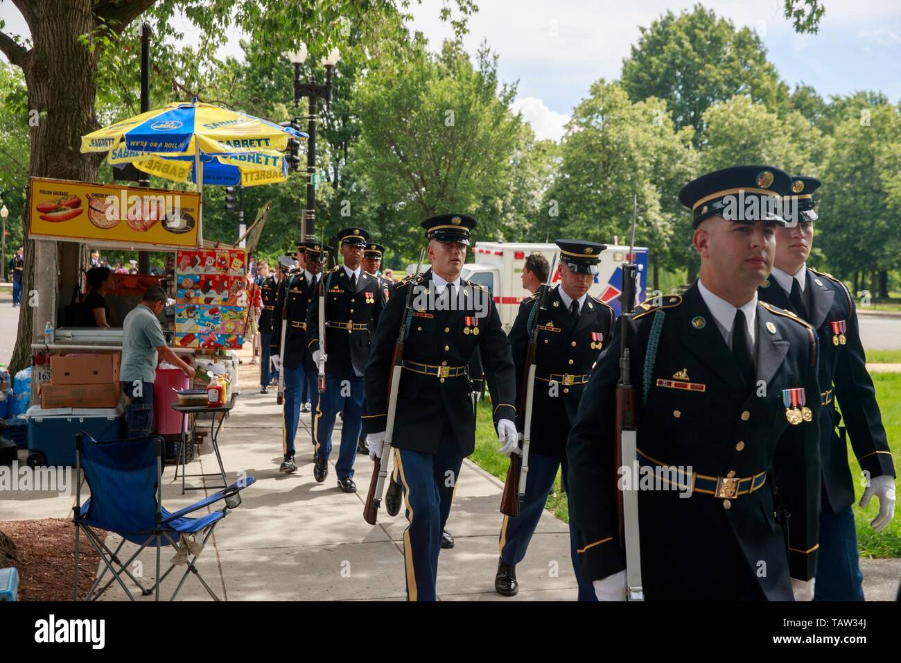 Esercito degli Stati Uniti la guardia d'onore ai membri a piedi durante il National Memorial Day Parade di Washington DC. Foto Stock