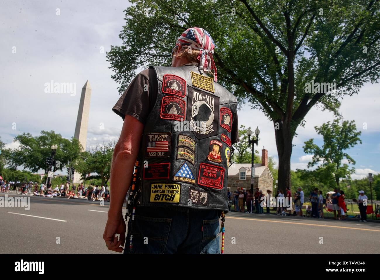 Un Veterano del Vietnam orologi il National Memorial Day Parade su Constitution Avenue a Washington DC. Foto Stock