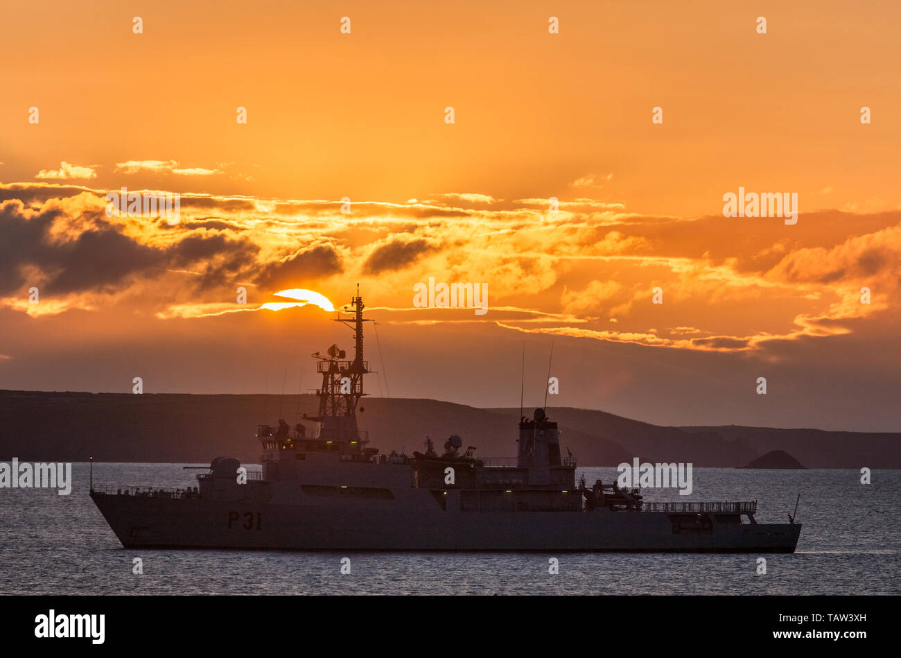 Bullens Bay, Kinsale, Cork, Irlanda. 28 Maggio, 2019. Servizio navale irlandese nave LÉ Eithne su dawn patrol come il sole sorge oltre a Bullens Bay, vecchio capo di Kinsale, Co. Cork, Irlanda. Credito; David Creedon / Alamy Live News Foto Stock