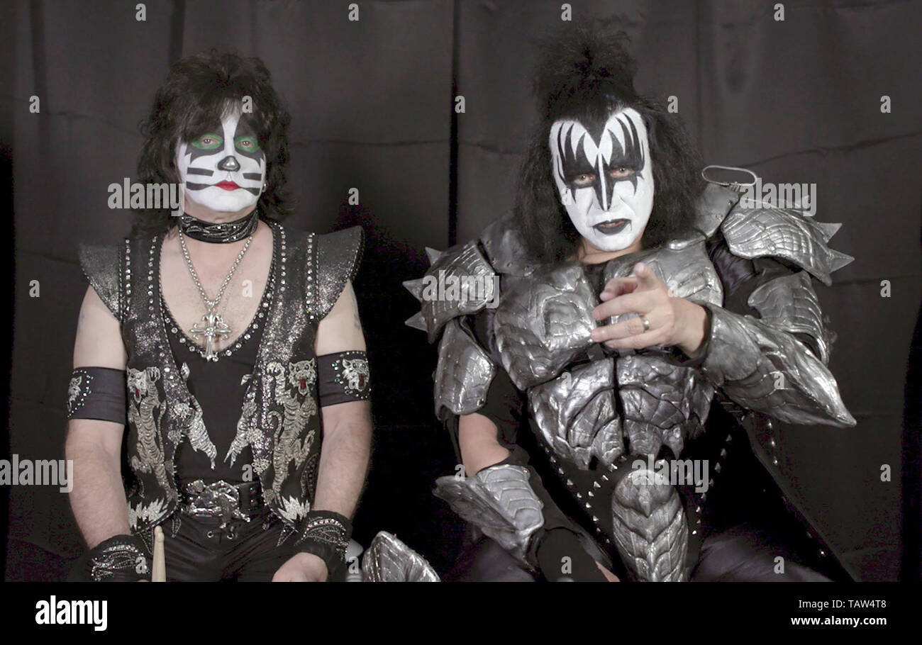 Leipzig, Germania. 28 Maggio, 2019. Eric cantante (l) e Gene Simmons dall'US rock band Kiss, seduto accanto a ogni altro durante un'intervista (ancora da un video). (A dpa 'Rock musicista Gene Simmons dei Kiss: siamo più importante del papa') Credito: -/dpa-Video/dpa/Alamy Live News Foto Stock